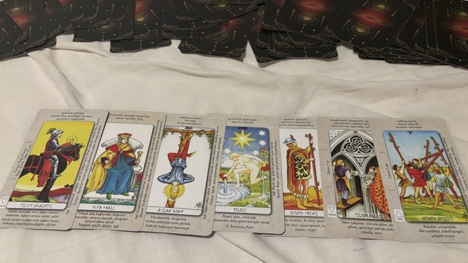 Tarot bakabilen var mı kartları seçtim?