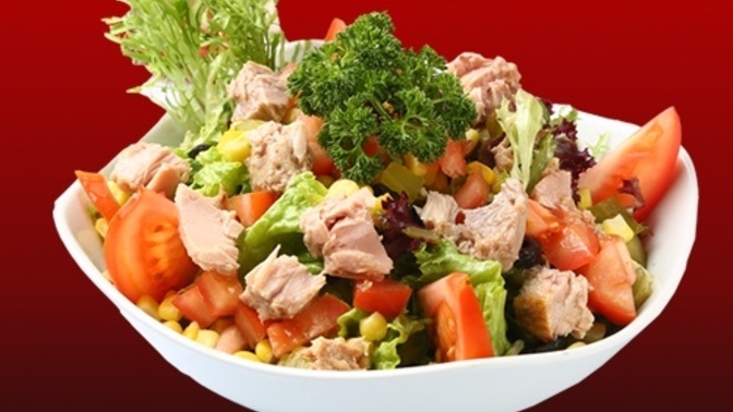 Salatanın içine ton balığı veya tavuk koymak lezzeti artırır mı?