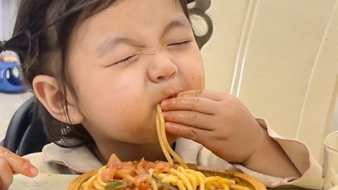 Aç kalmak mı sevmediğin yemeği yemek mi?
