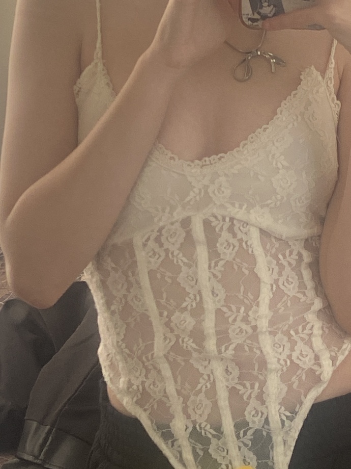 İç çamaşırı gibi görünen body, korse ya da braleti dışarıda nasıl kombinlerim?