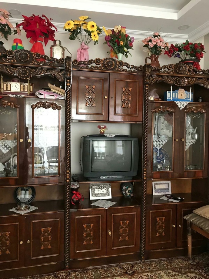 Bu görsellerde zenginlik yok lüks yok duvarlarda güzel bir boya bile yok. Neden beni mutlu ve huzurlu hissettiriyor?