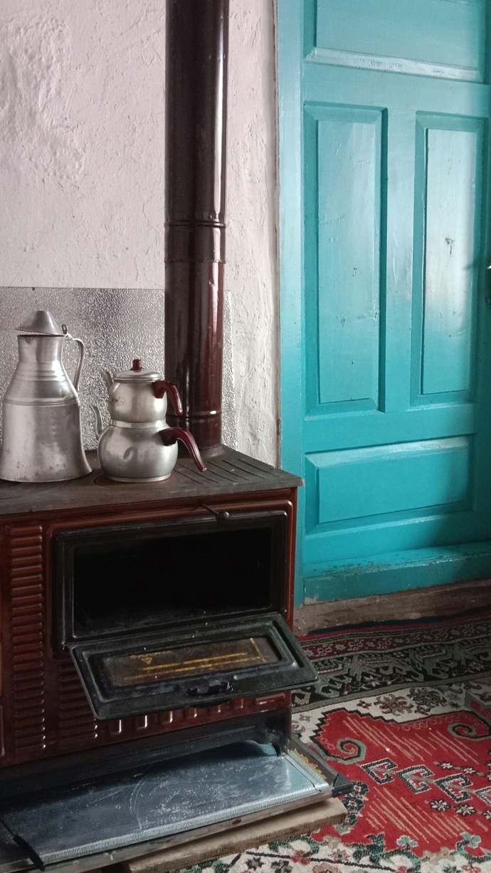 Bu görsellerde zenginlik yok lüks yok duvarlarda güzel bir boya bile yok. Neden beni mutlu ve huzurlu hissettiriyor?