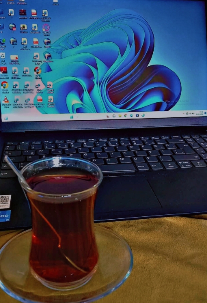 Çalışıyorum askolar, siz şu an neler yapıyorsunuz, günü nasıl geçiriyorsunuz?