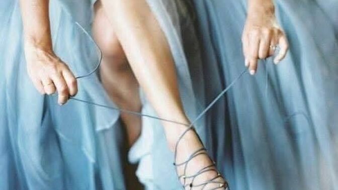 Eşiniz ayakkabılarını sizin giydirmenizi istese bu size romantik mi yoksa itici mi gelir?