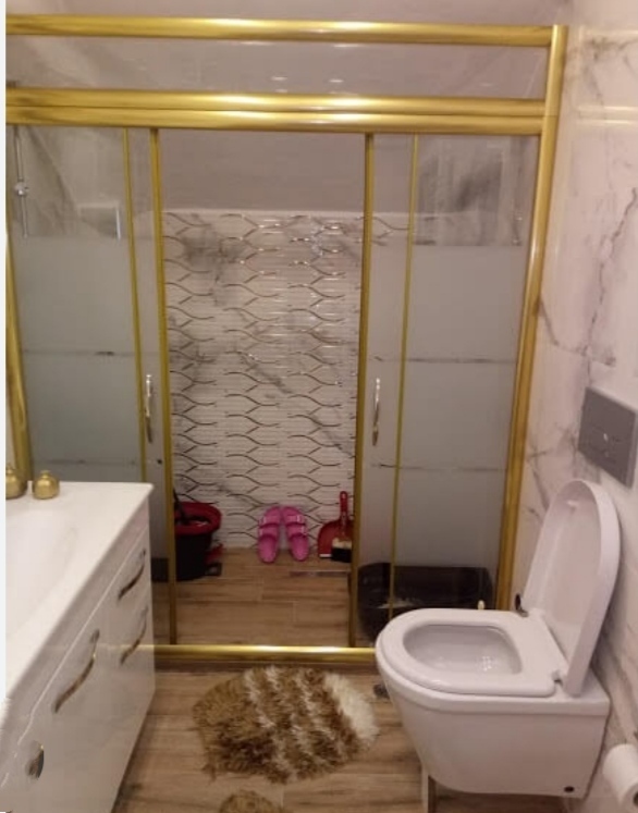 Salon ve yatak odalarında priz ve anahtar düğmesi içer de olurken lavabo ve banyolarda neden hep dışarda olur?