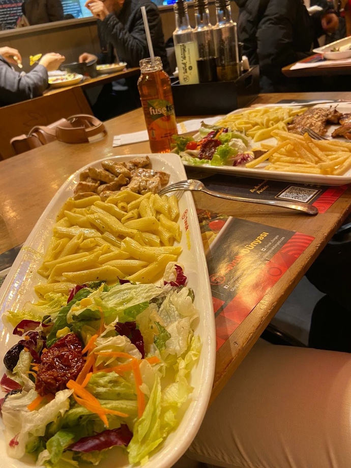Tek başına dışarıda yemek yiyebilir misin?