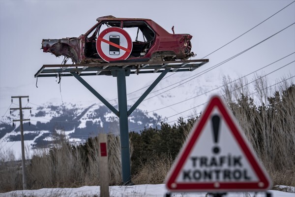 🚘Erzurumda trafikte farkındalık oluşturmak için yol kenarında hasarlı araçlar sergileniyor. Sizce nasıl bir uygulama?