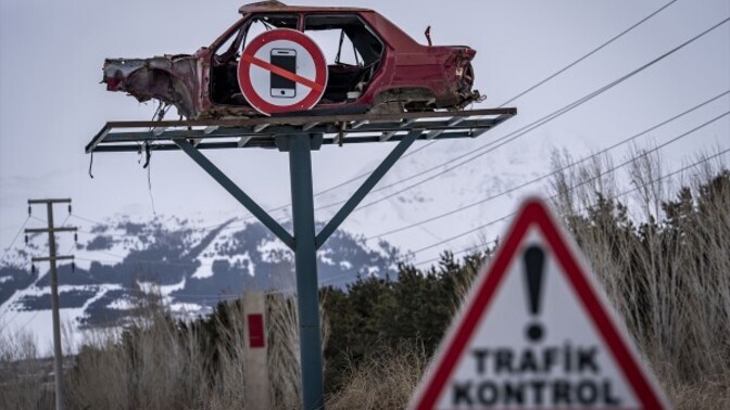 🚘Erzurum'da trafikte farkındalık oluşturmak için yol kenarında hasarlı araçlar sergileniyor. Sizce nasıl bir uygulama?