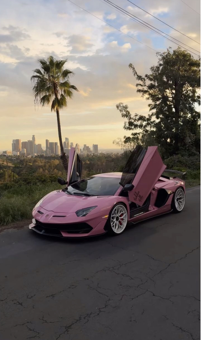 Pembe araba.