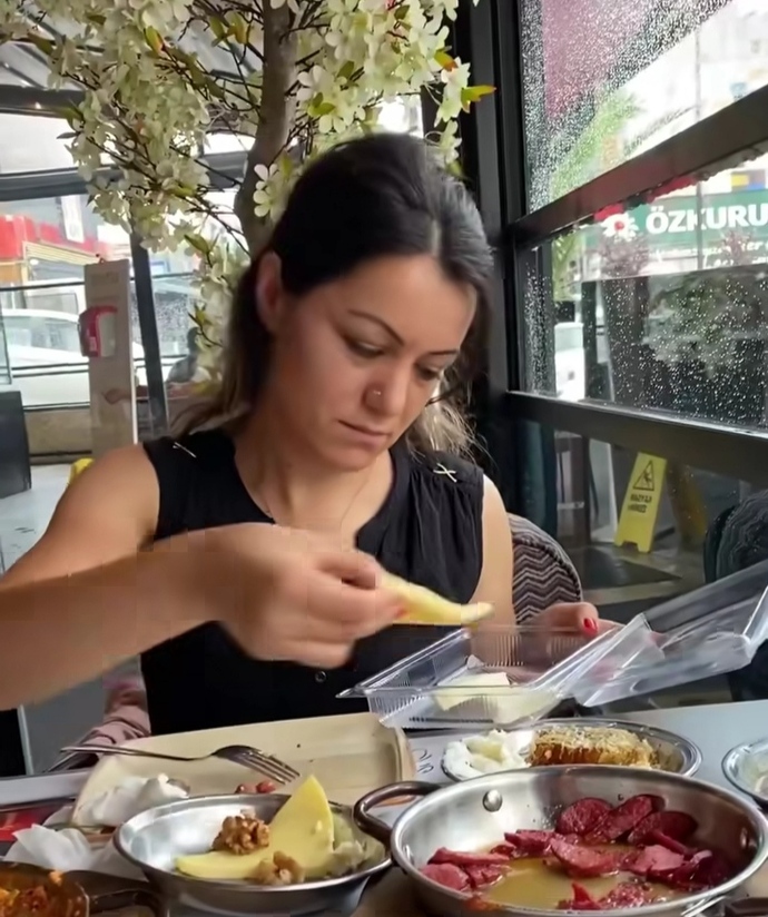 Serpme kahvaltıda artanları paket yapmak , hak aramak mı yoksa görgüsüzlük müdür?