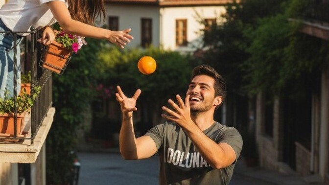 Son yediğin şeyi balkondan bana atsaydın, ben neyi tutmuş olurdum?