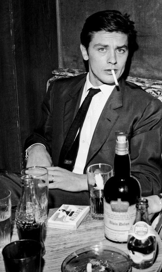 Alain Delonin gençliği çok yakışıklı değil mi?