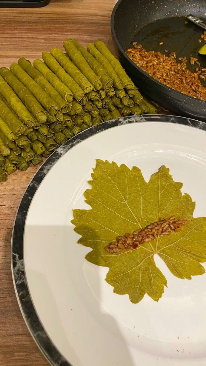 Kalkınn zeytinyağlı yaprak sarma yapıyoruz, siz etli mi seversiniz etsiz mi?
