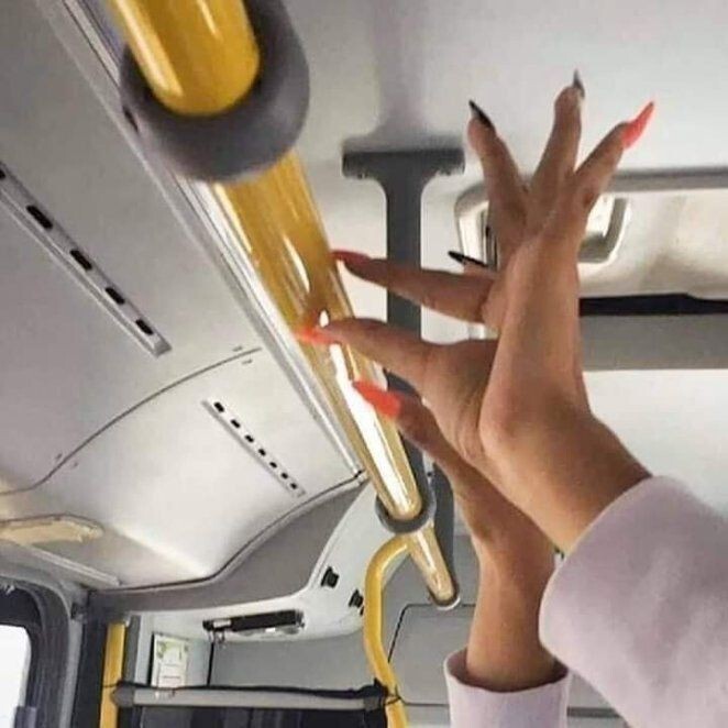 Toplu taşımada dokunmadan duruyorum diye dışlanıyorum. Yanlış mı yapıyorum?