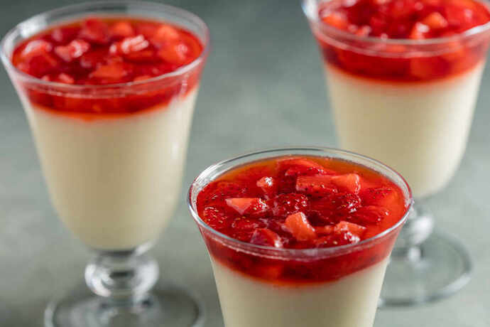 Çilek soslu damla sakızlı muhallebi yanına çay mı kahve mi daha iyi gider?