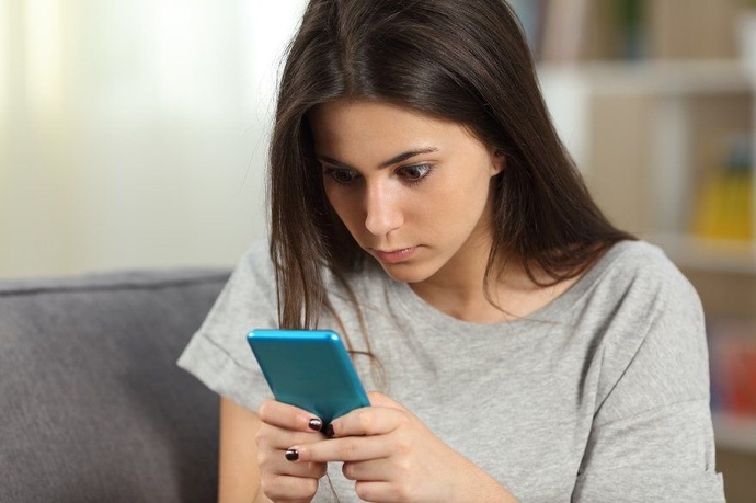 Telefonunu biri karıştırsa rahatsız olur musun?