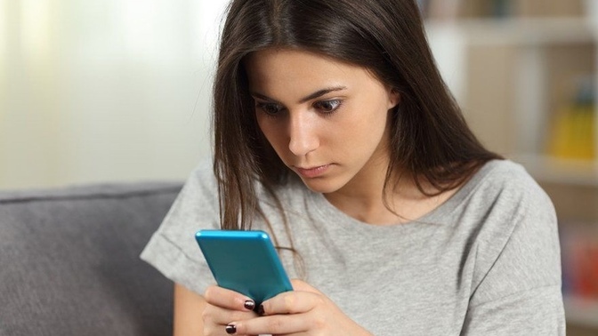 Telefonunu biri karıştırsa rahatsız olur musun?