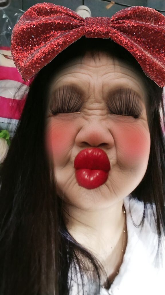 Dudak bükerek foto çekilmek normal mi cringe mi?