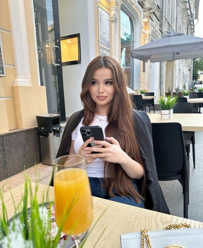 İlk buluşmada karşı taraf beğenilmemiş olsa bile, telefonla oynamak saygısızlık mıdır?