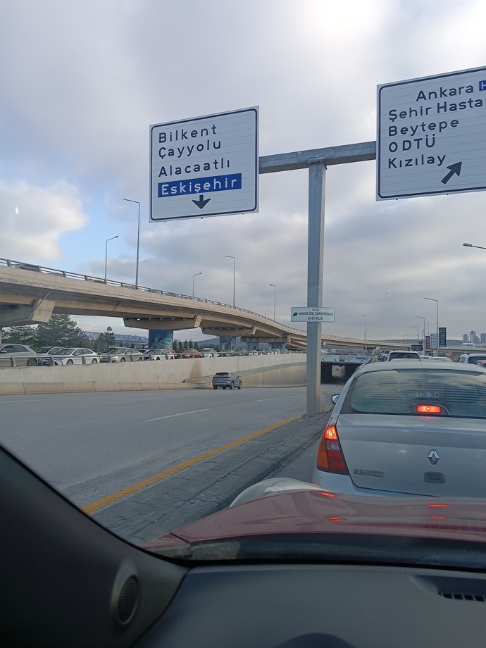 Allahın belası trafik ezan okundu yeni girdim eve anca iftara yetiştim yani şu solda gördüğünüz yolu da geçtim