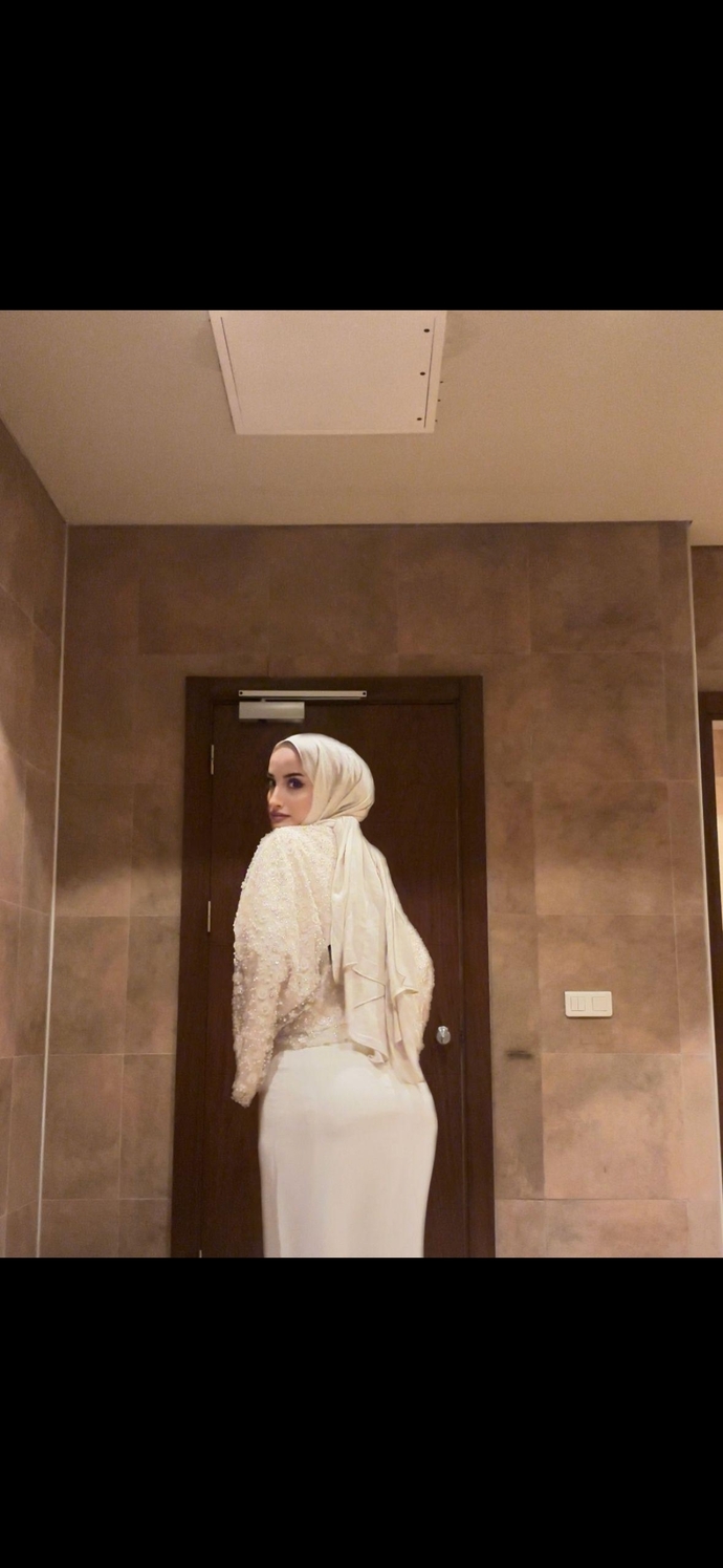 Turbanli elbisem dugun icin cok mu abarti kisa ve dar mi sizce kinayan tepki veren cok oldu?