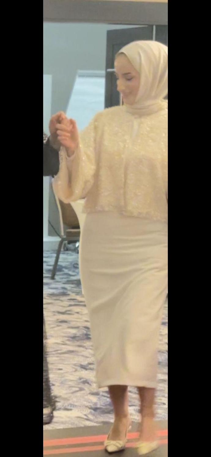 Turbanli elbisem dugun icin cok mu abarti kisa ve dar mi sizce kinayan tepki veren cok oldu?