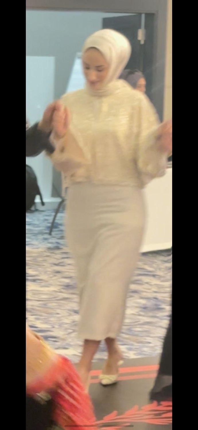 Turbanli elbisem dugun icin cok mu abarti kisa ve dar mi sizce kinayan tepki veren cok oldu?