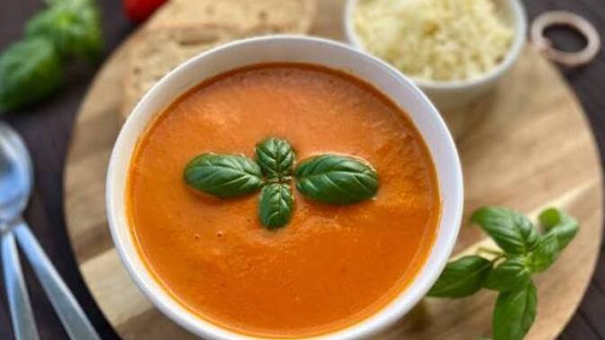 Bol kaşarlı köz biberli ve sütlü domates çorbası seven var mı, sizce nasıl yapmalı?