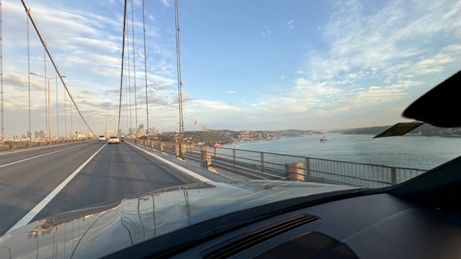 İstanbul'u seviyor musun yoksa artık kalabalıktan kaçıp daha sakin bir şehirde mi yaşamak isterdin? Neresi olur o şehir?