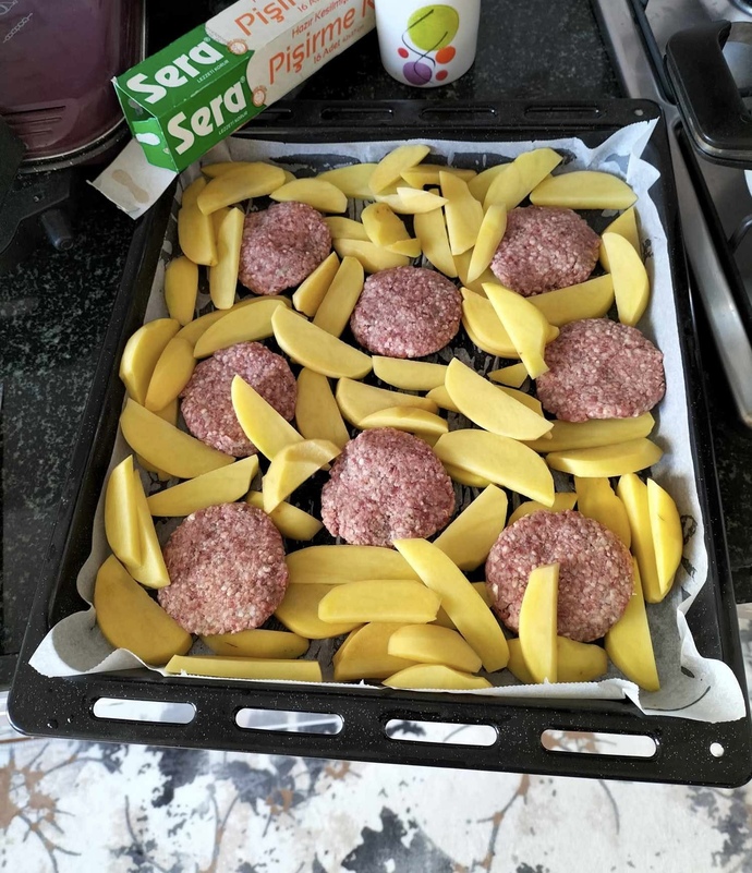 Fırında köfte patates sever misiniz?