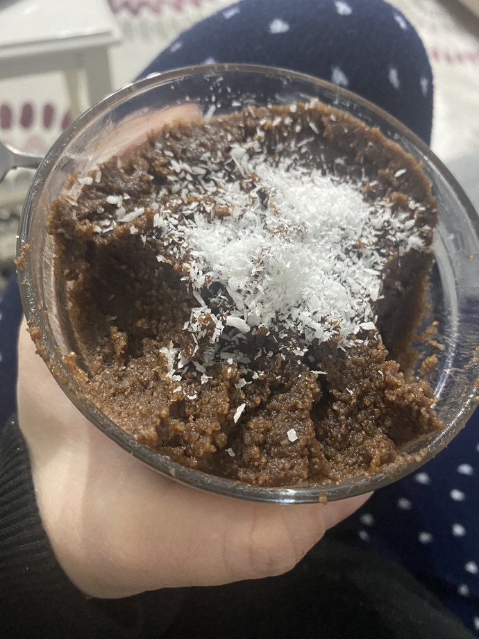 Normal helva gibi yapıyorsunuz puding ve çikolatayla pişiriyorsunuz hayallerim kadar tatlı içim kadar kara oldu