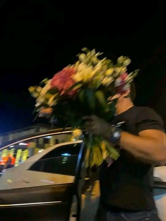 Çiçeği kendi ellerinle vermek mi yoksa kapıya göndermek mı daha güzel?