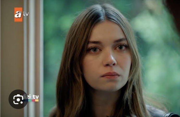 Afra Saraçoğlu güzel mi sizce, abartıldığı kadar var mı?