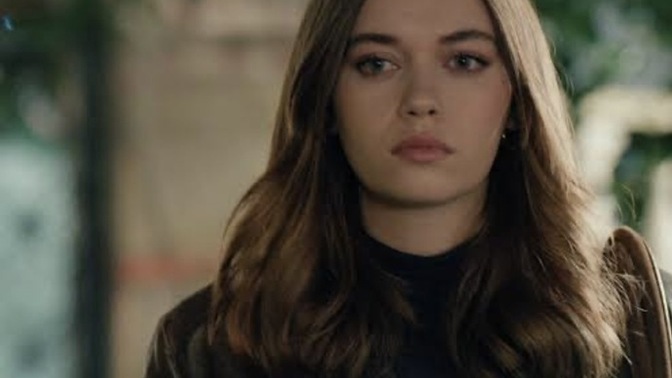 Afra Saraçoğlu güzel mi sizce, abartıldığı kadar var mı?