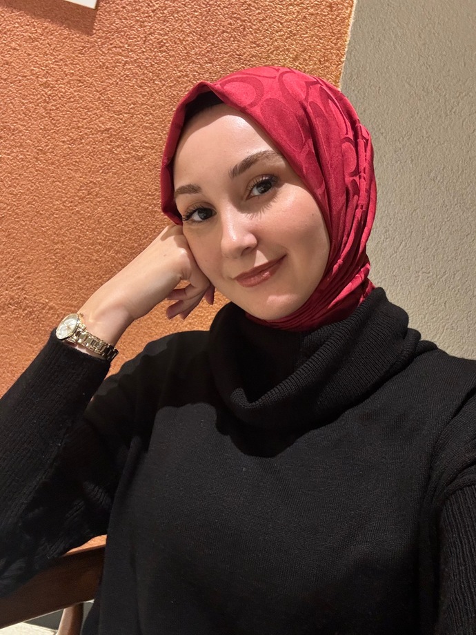 Fotoğrafa bakınca sizce kaç yaşında gösteriyorum, samimi tahmininiz ne olur?