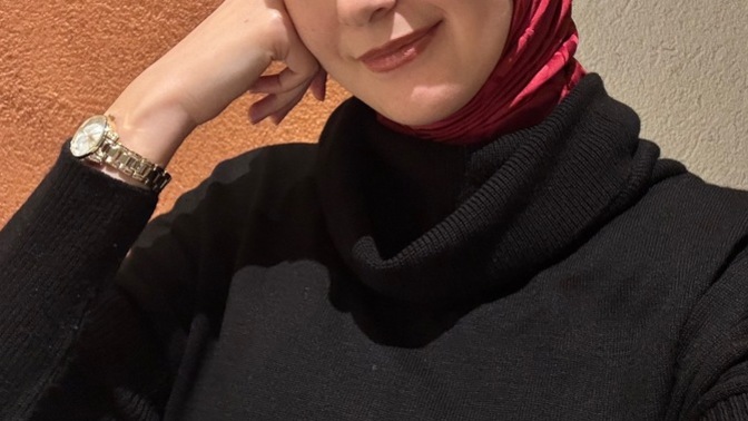 Fotoğrafa bakınca sizce kaç yaşında gösteriyorum, samimi tahmininiz ne olur?