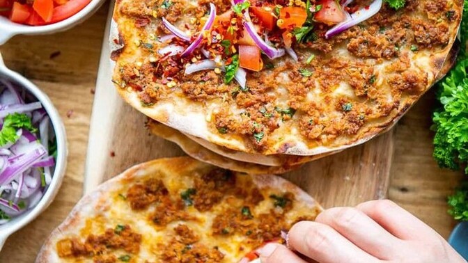 Lahmacunu boş yiyenlerden misin yoksa yeşillik dürüpte yiyenlerden mi?