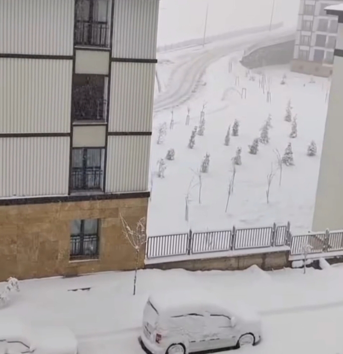 Sizde de kar yağışı başladı mı, havalar nasıl❄️😀?