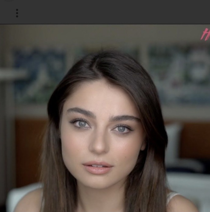 Sizce bu oyuncu güzel mi, fiziği ve yüzü hakkında ne düşünüyorsunuz?