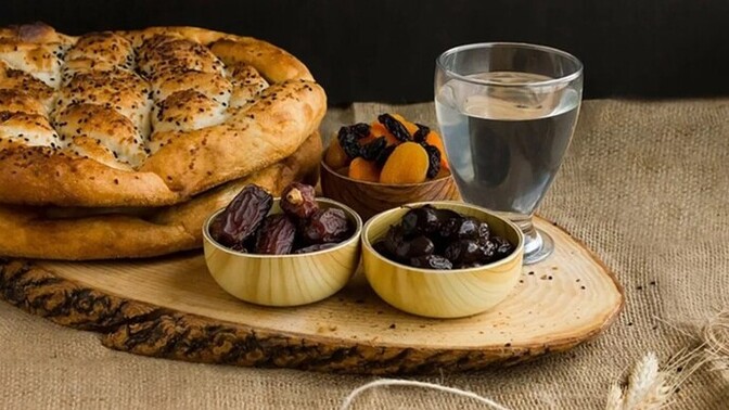 İftar dediğin pidesiz mi hurmasız mı olmaz?
