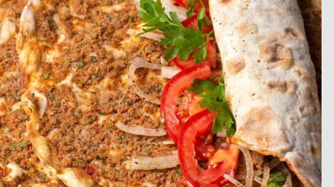 Ramazan ayında iftar menüsünde lahmacun yemeyi sever misiniz, sizce iftara lahmacun gider mi?