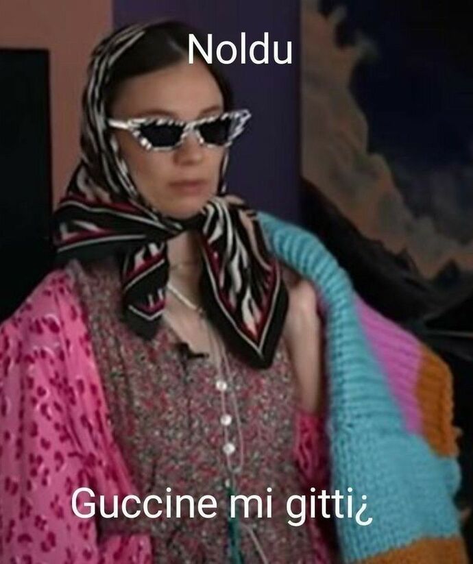 Bir şey soracam; Telefonu efendim diyerek mi açıyorsunuz, alooo diyerek mi?