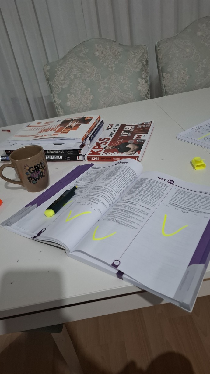 Güne benim gibi paragraf çözerek başlayan var mı?