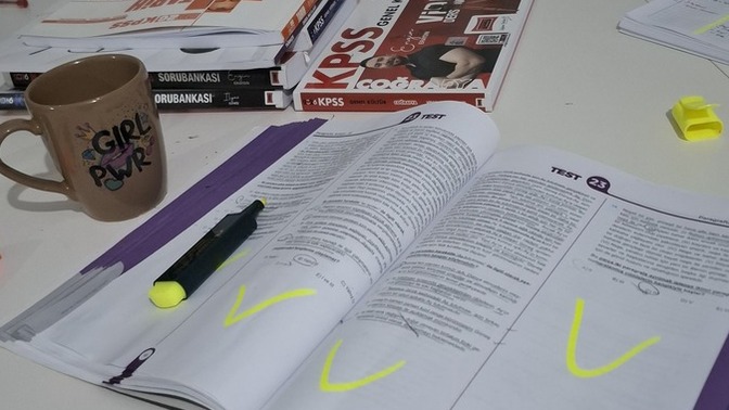 Güne benim gibi paragraf çözerek başlayan var mı?