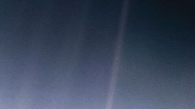 Voyager 1'in çektiği mavi donuk nokta tam olarak nedir, neyi gösteriyor?