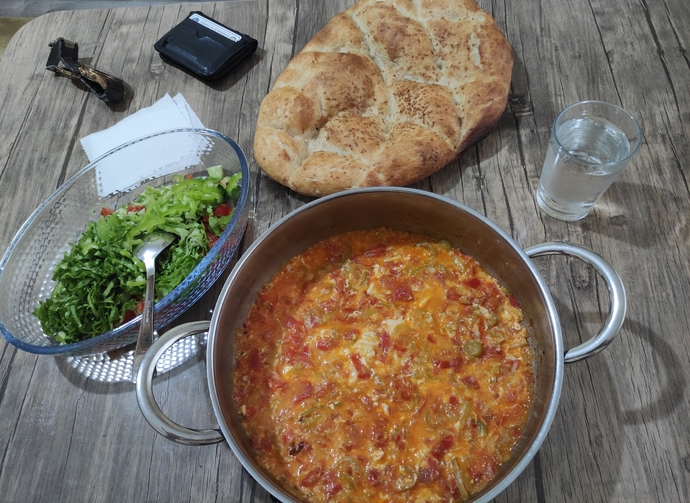 Klasik olacak ama iftar menünüz nedir? Biz bekar yemeğinden devam. Eşlik etmek isteyen varsa buyursun?