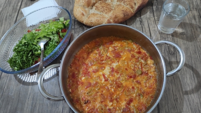 Klasik olacak ama iftar menünüz nedir? Biz bekar yemeğinden devam. Eşlik etmek isteyen varsa buyursun?