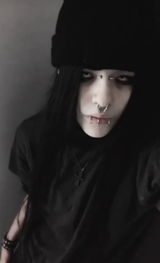 Gotik veya satanist biriyle sevgili olur muydunuz, yoksa siz de korkar mısınız?