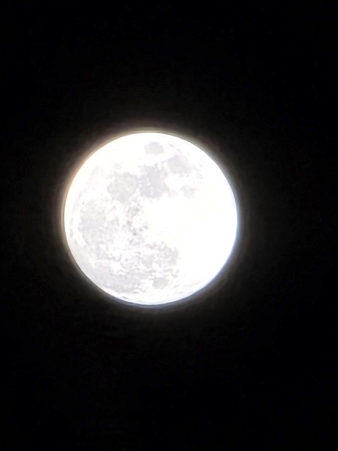 Ayın 100x zoom ile çekilmiş fotoğrafı gerçekte nasıl görünür, detay farkı ne kadar hissedilir?