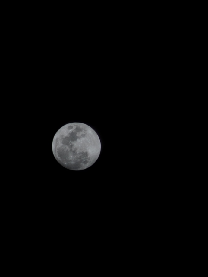 Ayın 100x zoom ile çekilmiş fotoğrafı gerçekte nasıl görünür, detay farkı ne kadar hissedilir?